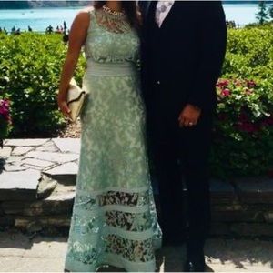 Tadashi Shoji Gown - Size 4 - Black Tie or Grad Dress